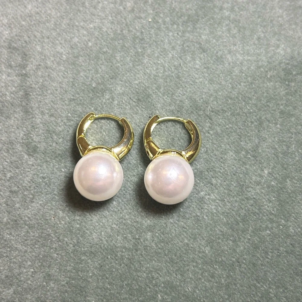 Elegant Gold and White Pearl Drop Earrings - Picture 3 of 4